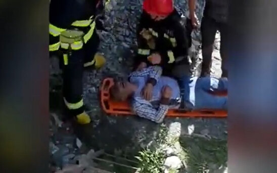 Körpüdən çay dərəsinə yıxılan şəxs belə xilas edildi - VİDEO