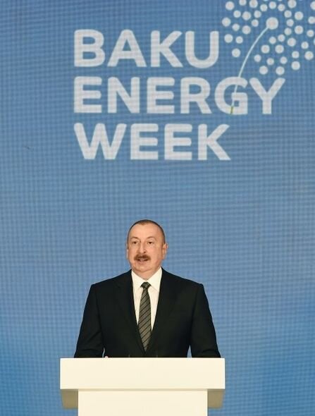 İlham Əliyev Bakı Enerji Həftəsi çərçivəsində keçirilən sərginin açılış mərasimində - YENİLƏNİB + FOTO