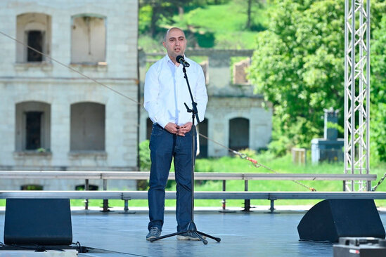 Təhsil naziri Şuşadan uşaqları təbrik edib