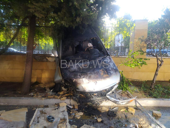 Bakıda hasarı aşaraq xəstəxananın həyətinə düşən avtomobilin YANMA VİDEOsu