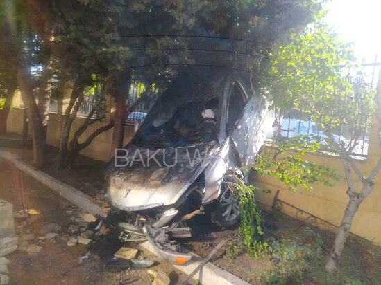 Bakıda hasarı aşaraq xəstəxananın həyətinə düşən avtomobilin YANMA VİDEOsu