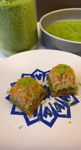 Türk paxlavası alarkən diqqətli olun! - Görün fıstığı nə ilə əvəz edirlər... / FOTOLAR