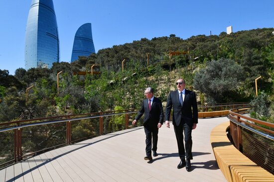 Prezident Bakıda yeni salınmış parkda - FOTOLAR