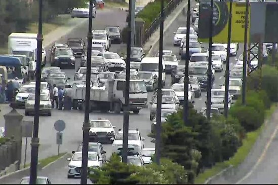 Bu küçədə qəza səbəbilə sıxlıqdır