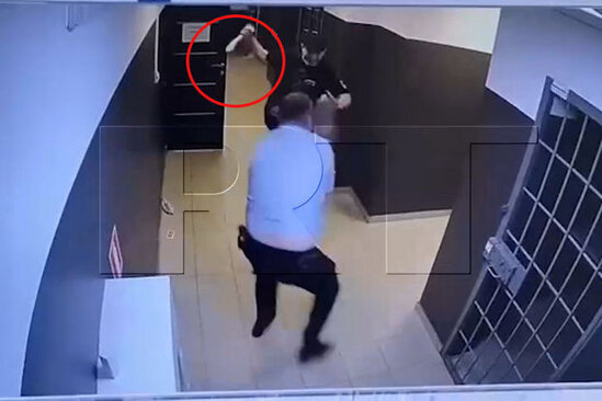 Məhkəmə binasında qanlı qarşıdurma: Müttəhimin nəzarətçilərə hücum anı kamerada - FOTO/VİDEO