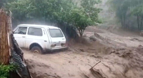 Daşkəsəndə təbii fəlakətin nəticələri: Kəndlərlə əlaqə kəsilib, iki avtobusu sel aparıb