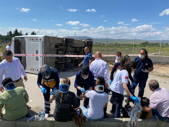 İşçiləri daşıyan avtobus aşdı: 15 yaralı - FOTO