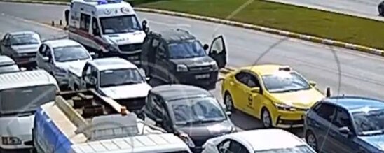 Təcili tibbi yardım maşınının sürücüsünü tıxacda döydülər - VİDEO