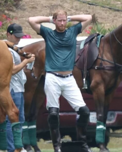 Şahzadə Harri hər kəsin gözü qarşısında atdan yıxıldı - FOTO