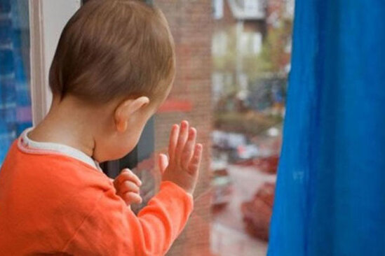 Nəzarətsiz qalan körpə dördüncü mərtəbədən yıxılıb