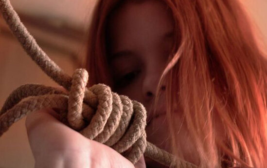 Bakıda 16 yaşlı qız özünü sanitar qovşaqda asdı