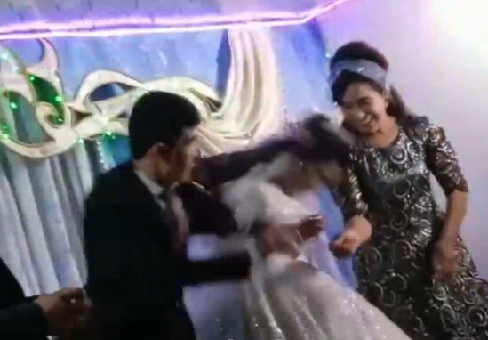 Toyda döyülən gəlin nişanlısını bağışladı - VİDEO