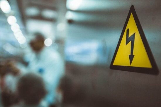 Ağdaşda fəhləni elektrik cərəyanı vuraraq öldürüb