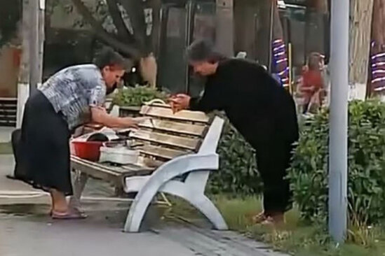 Qadın şəhərin mərkəzindəki parkda qab yudu - VİDEO