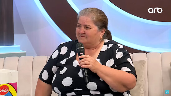 Ərinin ölümündən gülərək danışan qadın efirdə qalmaqala səbəb oldu - VİDEO