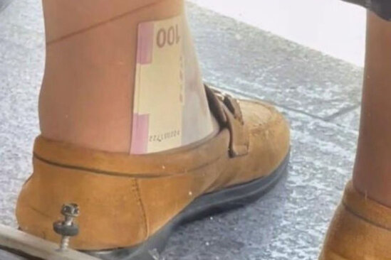 Bakıda dilənçinin ayaqqabısında gizlətdiyi 100 manatlıq əsginas müzakirələrə səbəb oldu - VİDEO