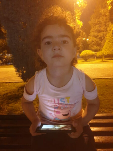 Bulvarda itkin düşən azyaşlı qızın VALİDEYNLƏRİ TAPILDI