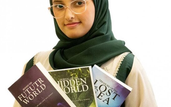 14 yaşlı müsəlman qız "Dünyanın ən gənc roman müəllifi" titulunu saxladı...-FOTO+VİDEO