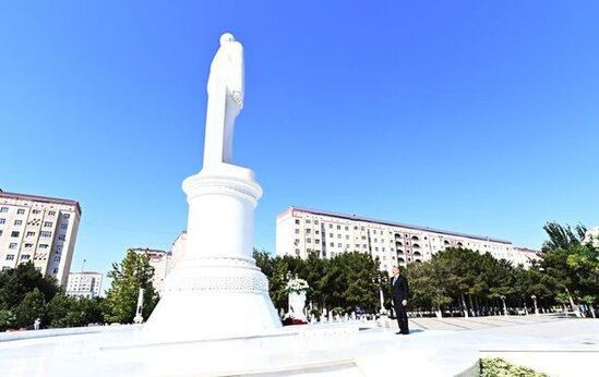 Prezident Sumqayıtda ulu öndər Heydər Əliyevin abidəsini ziyarət edib – FOTO