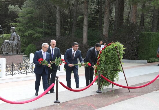 Azərbaycan mətbuatının nümayəndələri Fəxri xiyabanda ulu öndər Heydər Əliyevin məzarını ziyarət ediblər