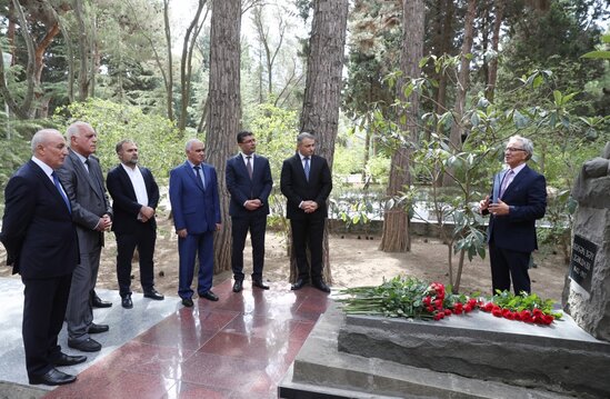 Azərbaycan mətbuatının nümayəndələri Fəxri xiyabanda ulu öndər Heydər Əliyevin məzarını ziyarət ediblər