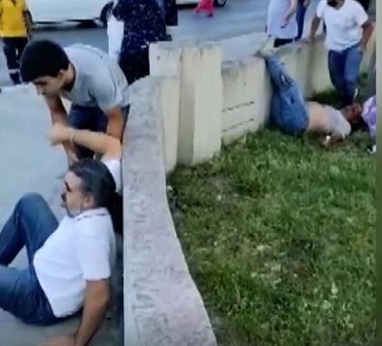 Sürücü mübahisə etdiyi şəxsin üzərinə avtomobil sürüb-ANBAAN VİDEO