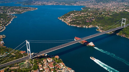 İstanbul boğazında iki gəmi toqquşub - FOTO