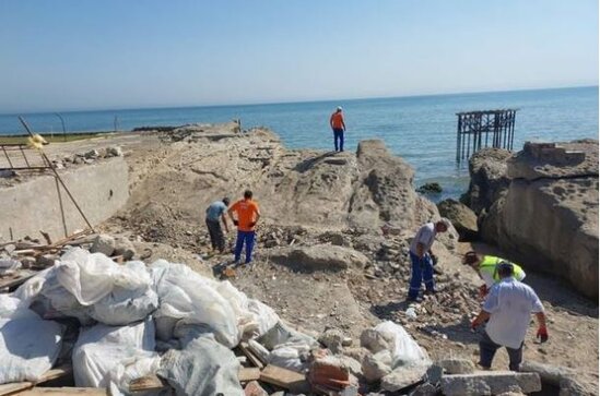 Buzovna çimərliyinə ağır texnika gətirildi - FOTO