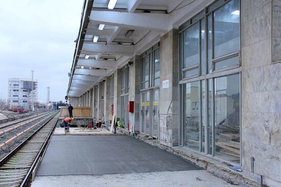 Metronun "Bakmil" stansiyasından istifadə edən sərnişinlərin nəzərinə