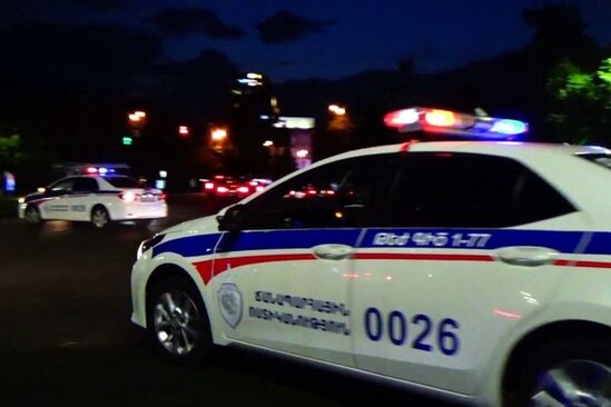 Ermənistanda 62 yaşlı kişi dövlət binalarını partladacağı ilə hədələyib