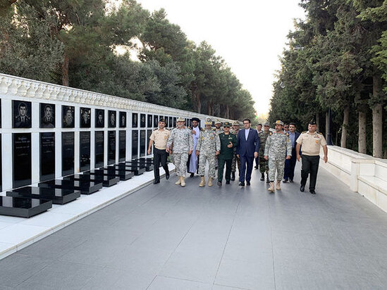 İran hərbi nümayəndə heyəti Şəhidlər xiyabanını ziyarət edib - FOTO