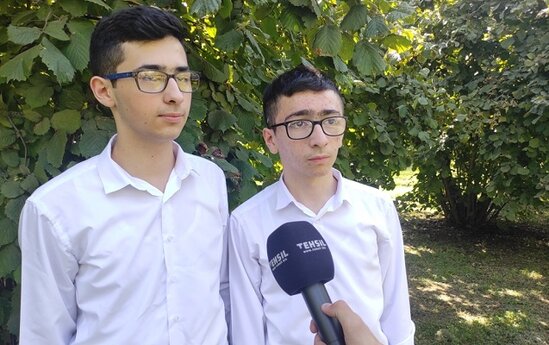 Əkiz qardaşların biri 685, digəri 603 bal topladı - Video