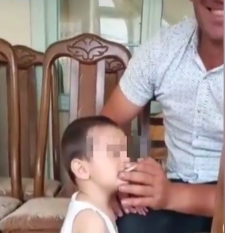 Ata oğluna zorla siqaret çəkdirdi-VİDEO