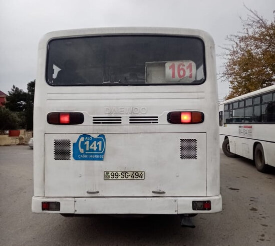 161 saylı marşrutda BİABIRÇILIQ – Qırıq qapı ilə sürücü yoluna davam edir - FOTO
