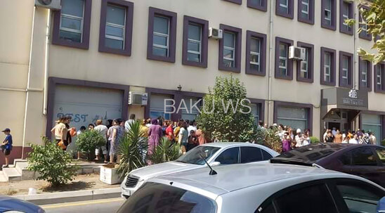 Bakı Tikiş Evinin önündə İZDİHAM - FOTO