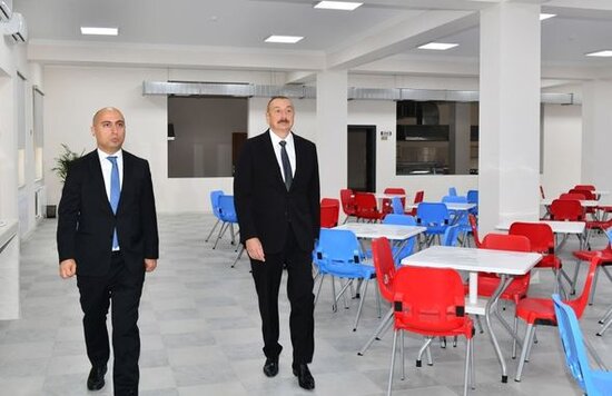 Prezident Binəqədidə yeni inşa olunan məktəbin açılışında