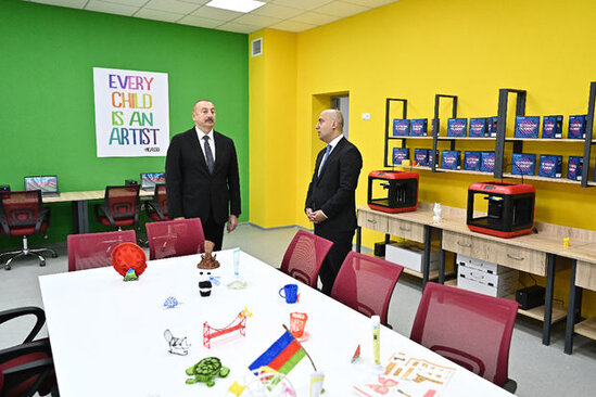 İlham Əliyev Saray qəsəbəsində yeni inşa edilən 2 saylı məktəbdə yaradılan şəraitlə tanış olub - VİDEO