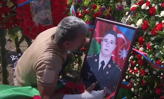 Şəhid Cavidan Bədəlovun atasının oğlunun qəbrində dedikləri ÜRƏK DAĞLADI - VİDEO