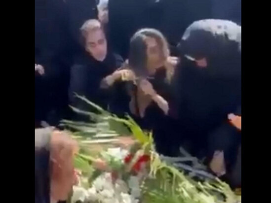 İranda polis güneyli gənci qətlə yetirdi: Bacısı qardaşının məzarı üstündə saçlarını kəsdi - VİDEO