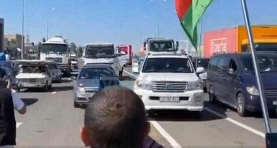 Şəhidlərin anım vaxtı "Land Cruiser" sürücüsündən BÖYÜK HÖRMƏTSİZLİK - VİDEO