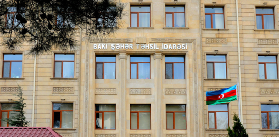 Məktəb direktoru şəhidlərin ruhunu yad etmək üçün ayağa qalxmadı - FOTO/VİDEO