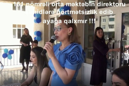 Məktəb direktoru şəhidlərin ruhunu yad etmək üçün ayağa qalxmadı - FOTO/VİDEO