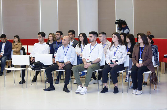 Telejurnalistlər üçün "Audiovizual media mühitində universal jurnalist" mövzusunda təlimlərə başlanılıb