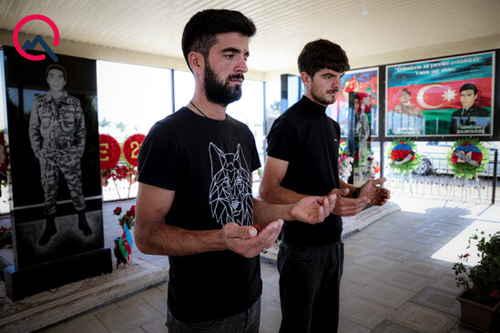 Şəhid oğlunun tabutu gəldi, ayağa dura bilmədi... - FOTO/VİDEO