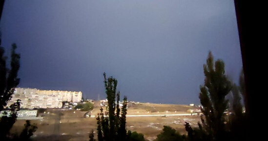 Bakıda gecə çaxan ildırım əhalini qorxuya saldı – VİDEO