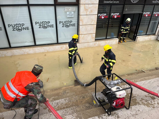 FHN Yasamalda su basmış yerlərdən suyun çəkilib kənarlaşdırılması işinə başlayıb - FOTO/VİDEO - YENİLƏNİB