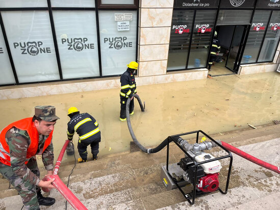 FHN Yasamalda su basmış yerlərdən suyun çəkilib kənarlaşdırılması işinə başlayıb - FOTO/VİDEO - YENİLƏNİB