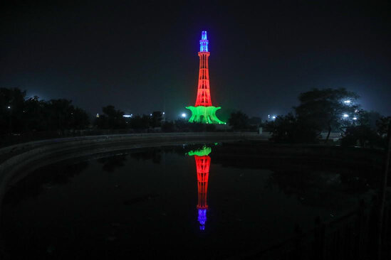 Pakistanın məşhur abidəsi Azərbaycan bayrağı ilə işıqlandırılıb - FOTO