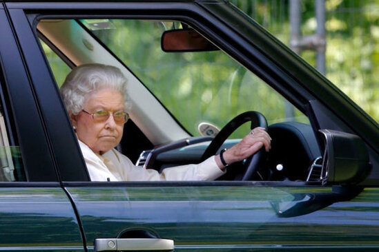 Kraliça II Elizabetin sürücülük vəsiqəsi hərracda satılacaq - FOTO