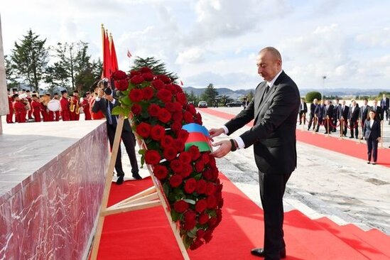 İlham Əliyev Tiranada "Mother Albaniya" abidəsini ziyarət edib - FOTO